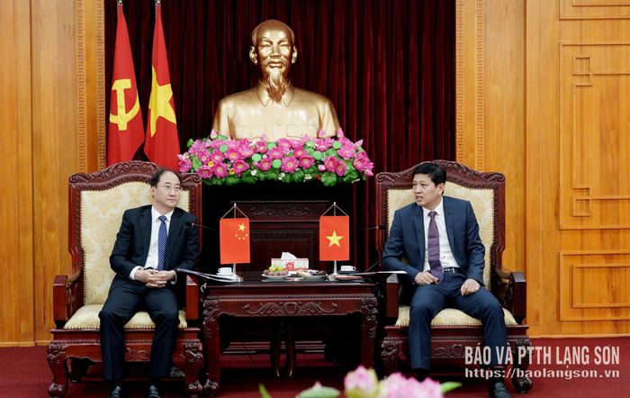 Đồng chí Vũ Hoàng Anh, Phó Bí thư Tỉnh ủy, Chủ tịch Uỷ ban MTTQ việt Nam tỉnh phát biểu tại buổi tiếp xã giao