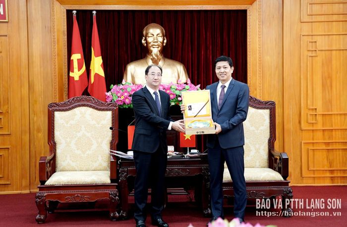Trưởng đoàn đại biểu Viện KSND tối cao Trung Quốc trao quà lưu niệm cho đồng chí Phó Bí thư Tỉnh ủy