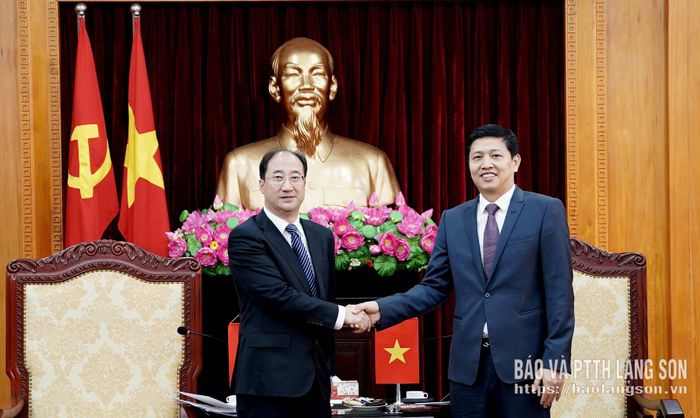 Đồng chí Phó Bí thư Tỉnh ủy tiếp xã giao trưởng đoàn đại biểu Viện KSND tối cao Trung Quốc