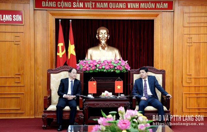 Đồng chí Phó Bí thư Tỉnh ủy Lạng Sơn và trưởng đoàn đại biểu Viện KSND tối cao Trung Quốc trao đổi các nội dung tại buổi tiếp xã giao