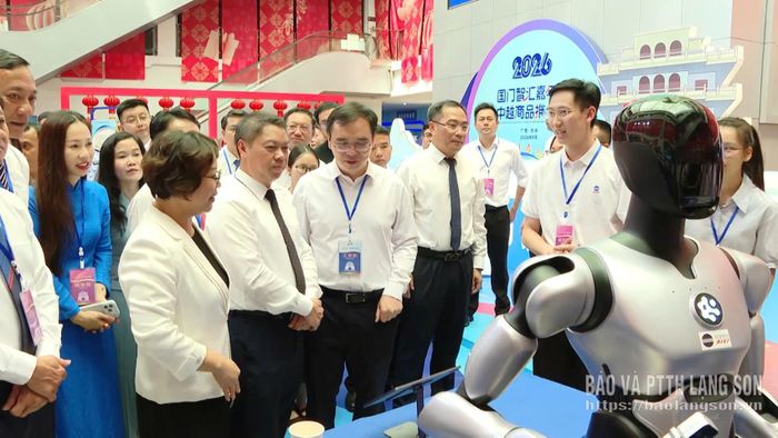Các đại biểu tham quan ứng dụng công nghệ trí tuệ nhân tạo tại Lễ hội du lịch biên giới Trung – Việt năm 2026