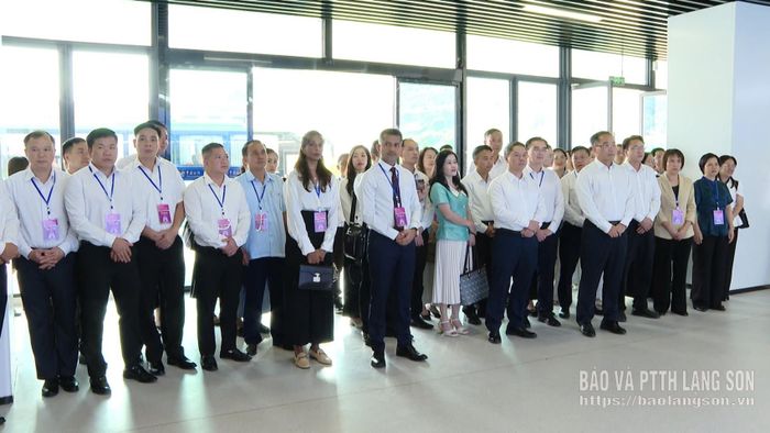 Các đại biểu tham quan phòng thí nghiệm kiểm nghiệm Trung tâm giao dịch trái cây Trung Quốc- ASEAN