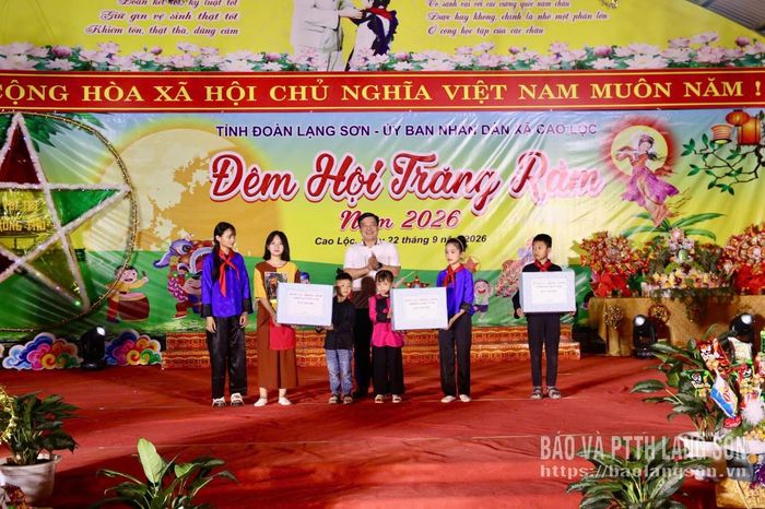 Lãnh đạo Đảng ủy xã Cao Lộc trao quà cho các em học sinh tại chương trình