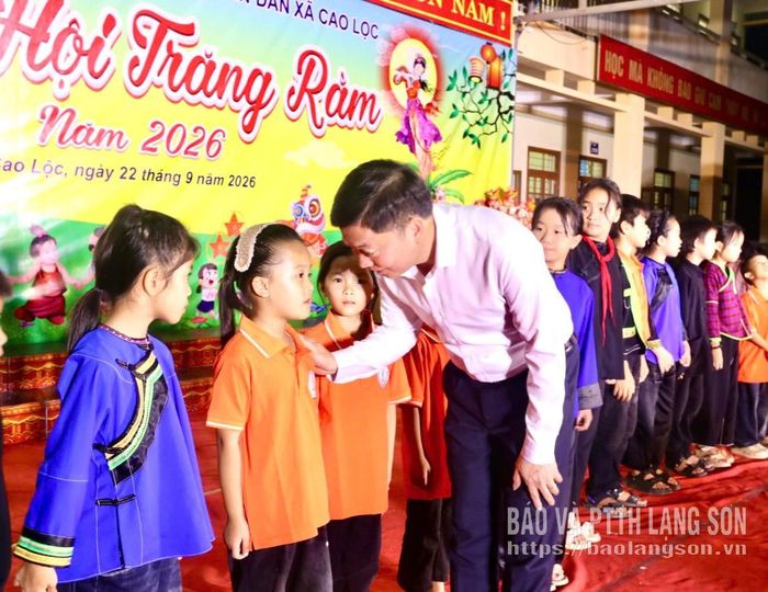 Đồng chí Đinh Hữu Học, Ủy viên Ban Thường vụ Tỉnh ủy, Phó Chủ tịch Thường trực UBND tỉnh thăm hỏi, động viên các em học sinh
