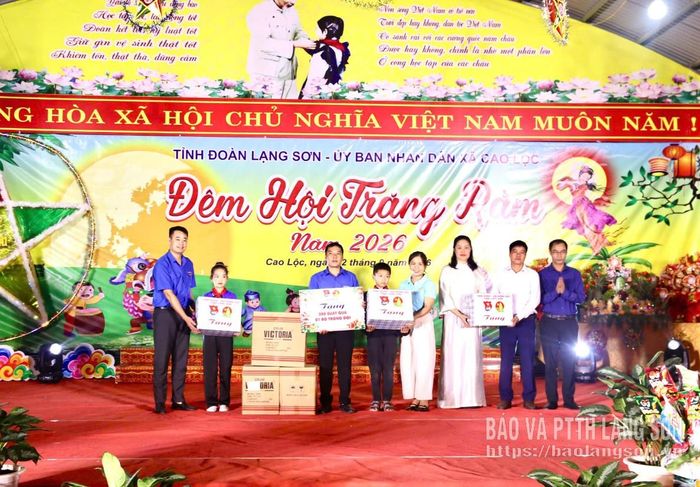 Lãnh đạo Tỉnh Đoàn trao quà cho đại diện Trường Tiểu học Thạch Đạn 