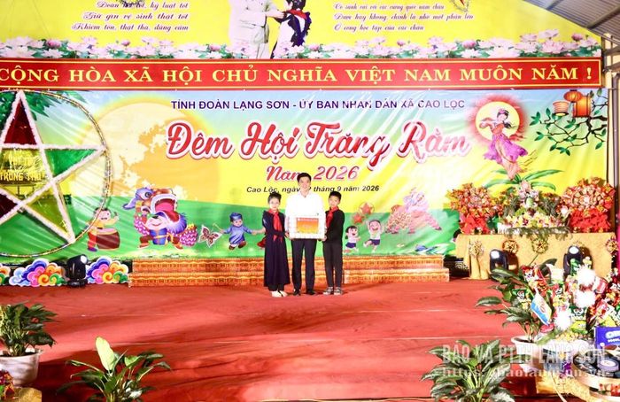 Đồng chí Đinh Hữu Học, Ủy viên Ban Thường vụ Tỉnh ủy, Phó Chủ tịch Thường trực UBND tỉnh tặng quà cho các em học sinh tại chương trình