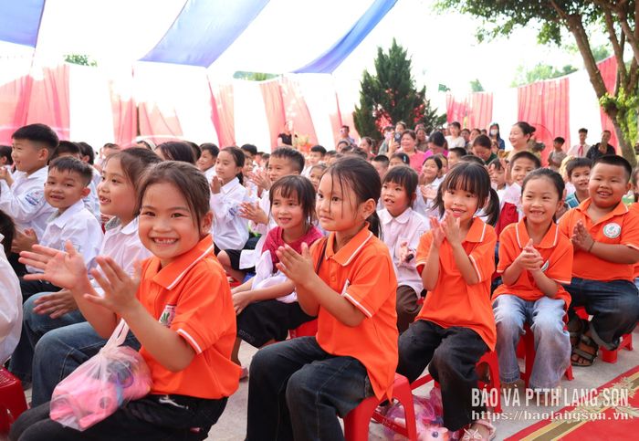 Các học sinh hào hứng tham gia chương trình