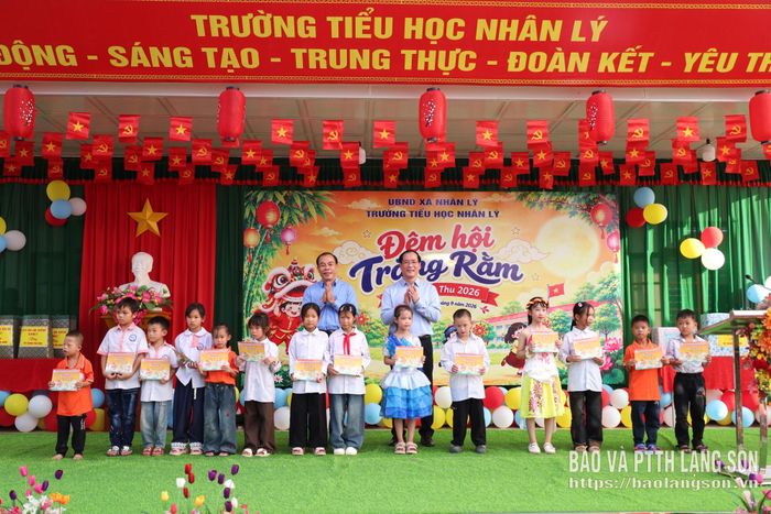 Đồng chí Phó Chủ tịch Thường trực HĐND tỉnh cùng lãnh đạo Sở Giáo dục và Đào tạo trao quà cho học sinh có hoàn cảnh khó khăn của nhà trường
