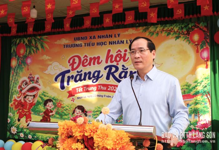 Đồng chí Dương Xuân Huyên, Ủy viên Ban Thường vụ Tỉnh ủy, Phó Chủ tịch Thường trực HĐND tỉnh phát biểu trong chương trình