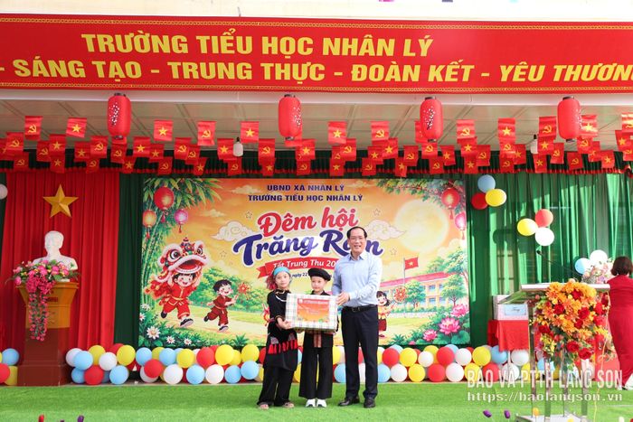 Đồng chí Phó Chủ tịch Thường trực HĐND tỉnh tặng quà cho học sinh nhà trường