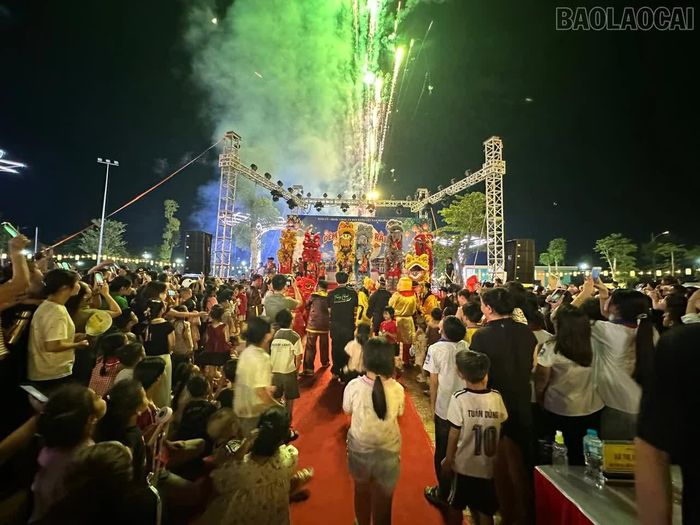 Màn múa lân và bắn pháo hoa được các em nhỏ mong đợi.