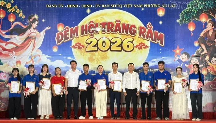 Ban tổ chức trao giải cho các đội tham gia hội thi.