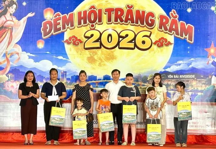 Lãnh đạo Hội Chữ thập đỏ tỉnh và lãnh đạo phường Âu Lâu tặng quà cho các em nhỏ có hoàn cảnh khó khăn.