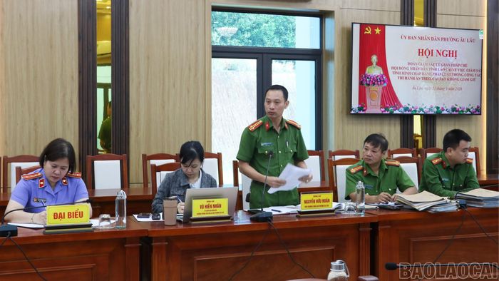 Lãnh đạo Công an phường Âu Lâu phát biểu tại buổi giám sát.