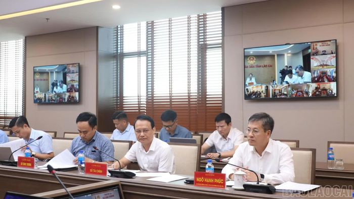 Đồng chí Ngô Hạnh Phúc - Phó Chủ tịch Thường trực Ủy ban nhân dân tỉnh cùng đại biểu các sở, ngành tham dự hội nghị tại điểm cầu trung tâm.
