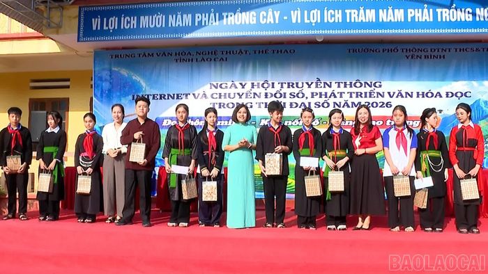Ban tổ chức trao giải cho các đội thi tham gia “Sân chơi trí thức số”.