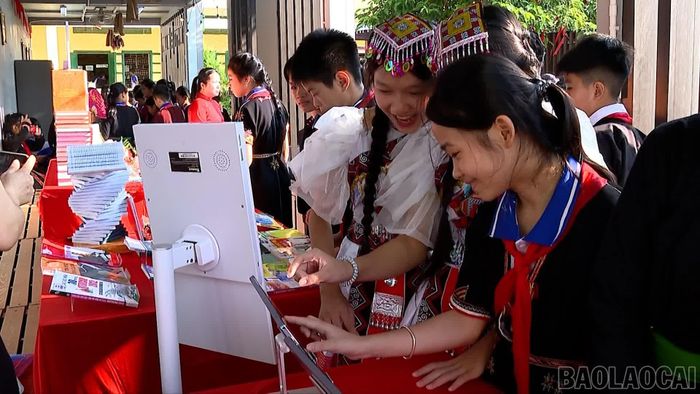Ngày hội tạo không gian kết nối giữa sách, công nghệ và tri thức, khuyến khích học sinh chủ động khám phá, học hỏi.