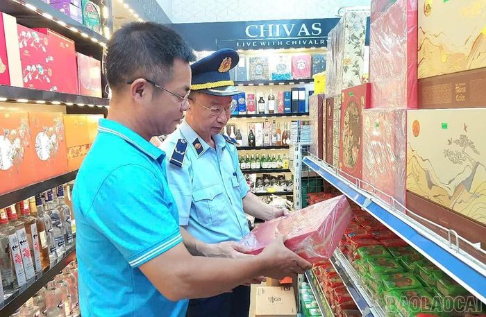 Kiểm soát viên Đội QLTT số 1 kiểm tra hàng hóa phục vụ Trung thu.
