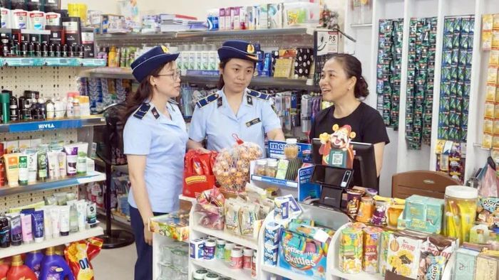 Kiểm soát viên Đội QLTT số 5 kết hợp kiểm tra, tuyên truyền, hướng dẫn hộ kinh doanh chấp hành quy định.