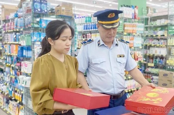 Lực lượng QLTT kết hợp kiểm tra, tuyên truyền nâng cao ý thức chấp hành quy định của các cơ sở kinh doanh.