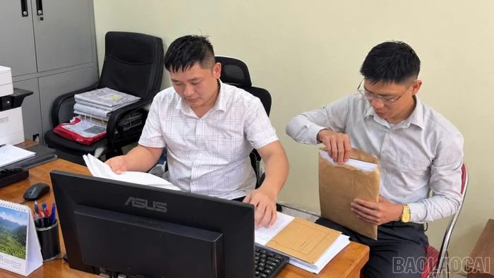 Cán bộ Ban Xây dựng Đảng xã Châu Quế vừa làm, vừa kiểm tra để tránh làm hỏng tài liệu gốc.