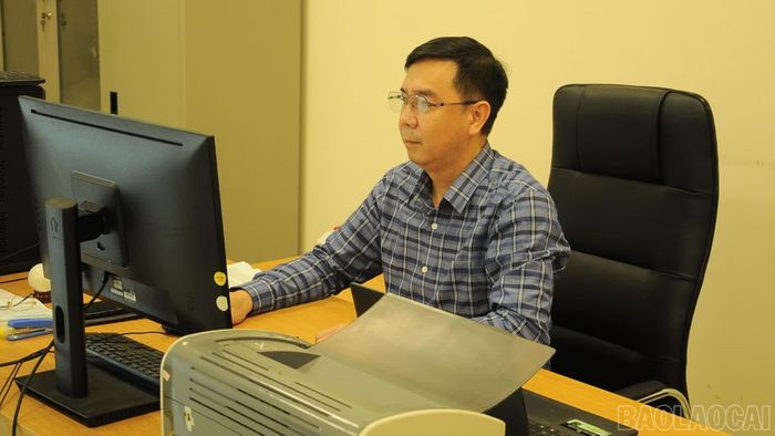 Cán bộ Phòng Tổ chức đảng, đảng viên, Ban Tổ chức Tỉnh ủy cập nhật số liệu tiến độ các đảng bộ cơ sở