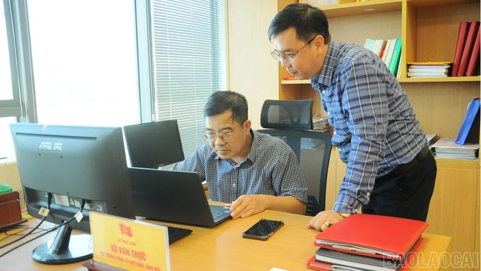 Cán bộ Phòng Tổ chức đảng, đảng viên, Ban Tổ chức Tỉnh ủy trao đổi nghiệp vụ số hóa hồ sơ đảng viên.