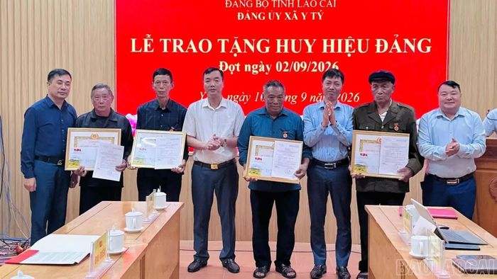Đảng ủy xã Y Tý trao Huy hiệu Đảng cho các đảng viên cao tuổi.