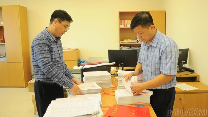 Cán bộ Phòng Tổ chức đảng, đảng viên, Ban Tổ chức Tỉnh ủy rà soát danh sách đảng viên nhận huy hiệu đảng dịp 2/9/2026.
