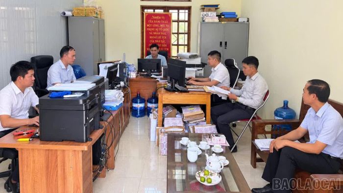 Cán bộ Ban Xây dựng Đảng xã Châu Quế số hóa hồ sơ đảng viên.