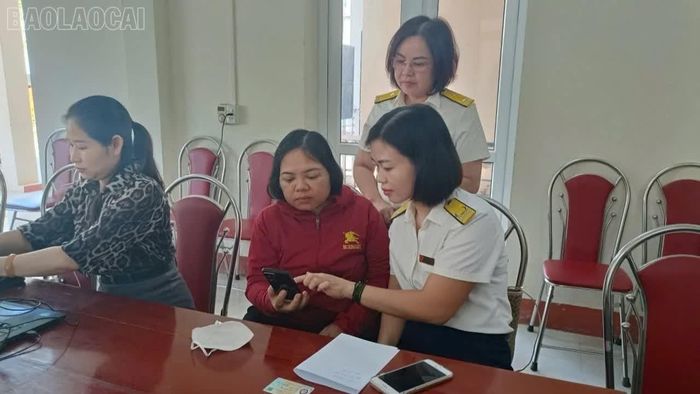 Cán bộ Thuế cơ sở 6 Lào Cai tăng cường tuyên truyền, hướng dẫn người nộp thuế.