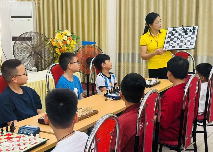 Huấn luyện viên Nguyễn Thanh Bảy - người trực tiếp đồng hành, hướng dẫn và dìu dắt các học viên nhí.