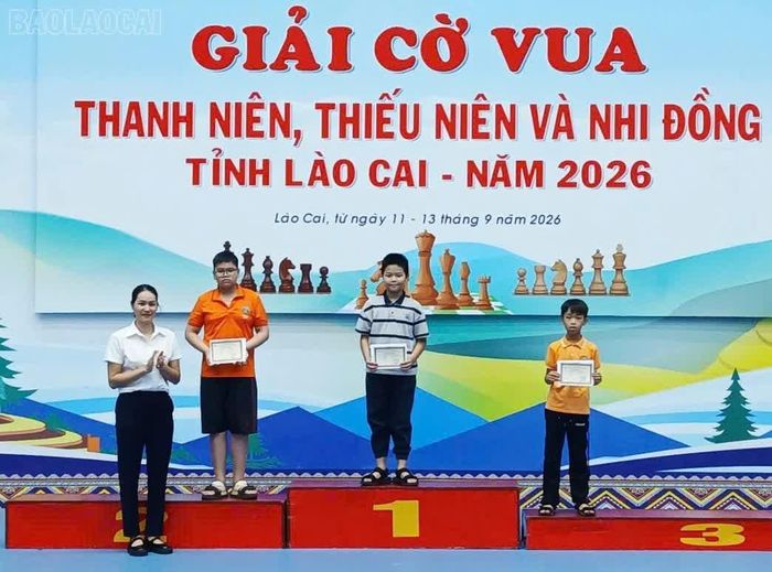 Kỳ thủ nhí Nguyễn Huy Hoàng đoạt giải Nhất nội dung đơn nam lứa tuổi U10-11 tại giải đấu.