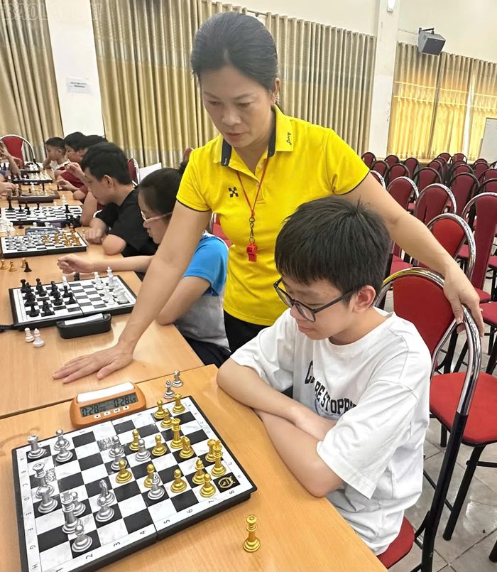Huấn luyện viên Nguyễn Thanh Bảy luôn nhiệt tình truyền dạy và sát sao với từng học viên.