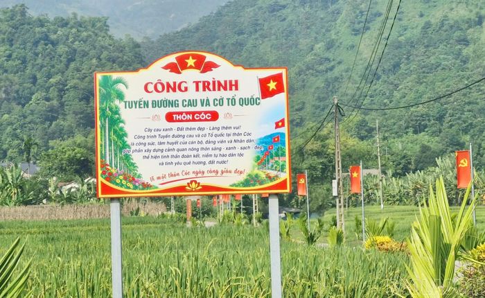 Những biển tên công trình thể hiện sự chung sức đoàn kết của đồng bào các dân tộc thôn Cóc trong xây dựng nông thôn mới.