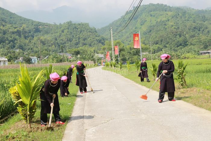 Người dân thôn Cóc thường xuyên vệ sinh, chăm sóc đường cờ, đường hoa thêm đẹp.