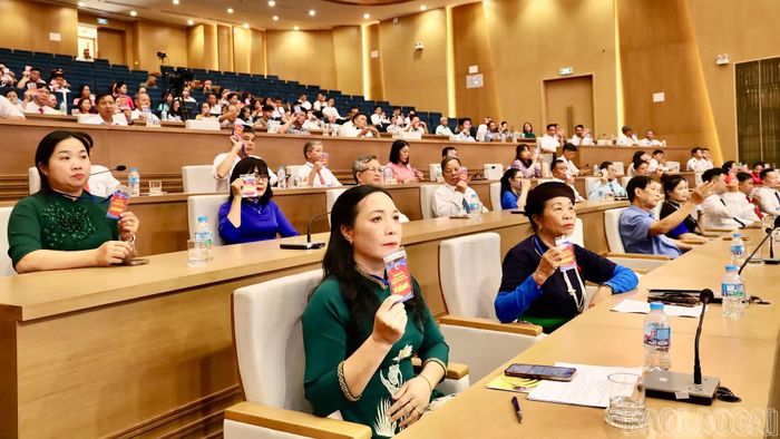 Các đại biểu biểu quyết bầu Ban Chấp hành Hội Đông y tỉnh Lào Cai khóa I, nhiệm kỳ 2026 -2031.