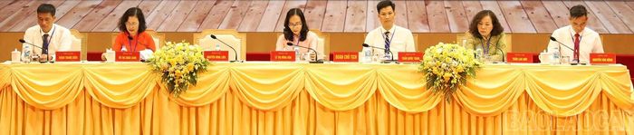 Đoàn Chủ tịch điều hành đại hội.