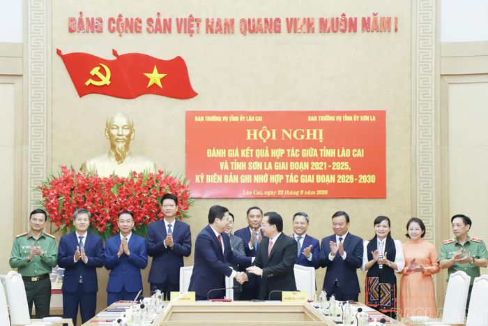 Đồng chí Dương Quốc Huy - Ủy viên Ban Chấp hành Trung ương Đảng, Bí thư Tỉnh ủy Lào Cai và đồng chí Hoàng Văn Nghiệm - Ủy viên Ban Chấp hành Trung ương Đảng, Bí thư Tỉnh ủy, Trưởng Đoàn đại biểu Quốc hội tỉnh Sơn La ký kết biên bản ghi nhớ hợp tác toàn diện giai đoạn 2026 - 2030.