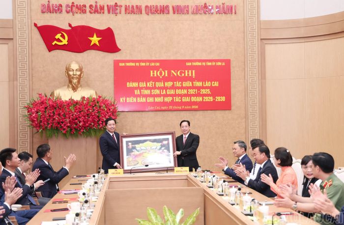 Bí thư Tỉnh ủy hai tỉnh tặng quà lưu niệm cho nhau