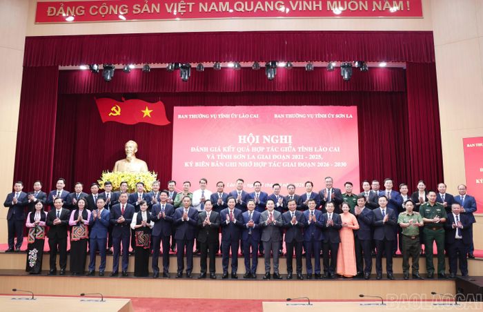 Các đại biểu hai tỉnh chụp ảnh lưu niệm tại hội nghị.