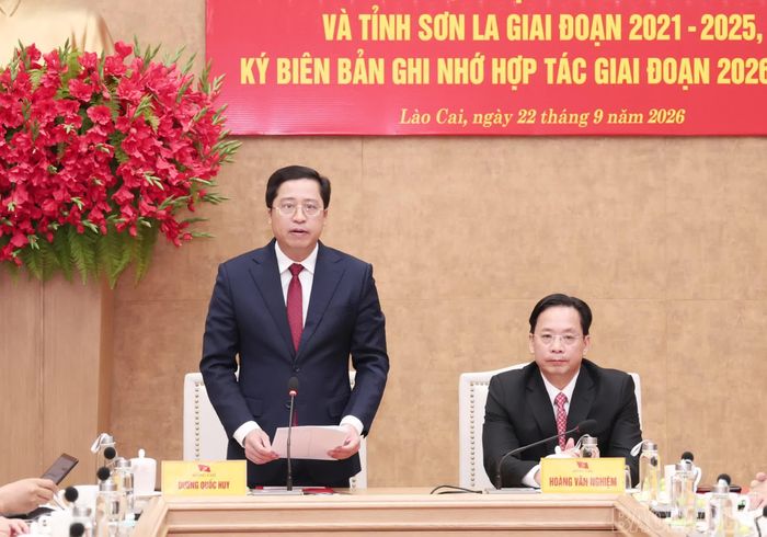 Đồng chí Dương Quốc Huy - Ủy viên Ban Chấp hành Trung ương Đảng, Bí thư Tỉnh ủy Lào Cai phát biểu tại hội nghị.