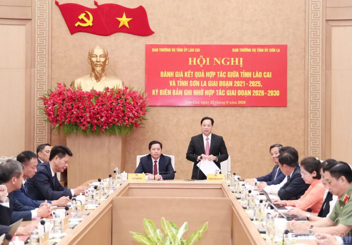 Đồng chí Hoàng Văn Nghiệm - Ủy viên Ban Chấp hành Trung ương Đảng, Bí thư Tỉnh ủy, Trưởng Đoàn đại biểu Quốc hội tỉnh Sơn La phát biểu tại hội nghị.
