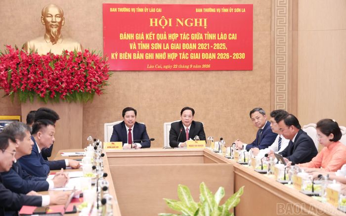 Đồng chí Dương Quốc Huy - Ủy viên Ban Chấp hành Trung ương Đảng, Bí thư Tỉnh ủy Lào Cai và đồng chí Hoàng Văn Nghiệm - Ủy viên Ban Chấp hành Trung ương Đảng, Bí thư Tỉnh ủy, Trưởng Đoàn đại biểu Quốc hội tỉnh Sơn La đồng chủ trì hội nghị.