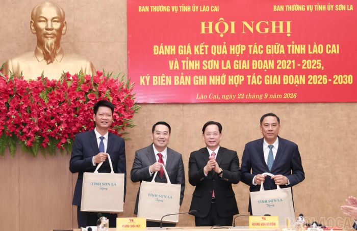 Đồng chí Hoàng Văn Nghiệm - Ủy viên Ban Chấp hành Trung ương Đảng, Bí thư Tỉnh ủy, Trưởng Đoàn đại biểu Quốc hội tỉnh Sơn La tặng quà lưu niệm các đồng chí Thường trực Tỉnh ủy Lào Cai.