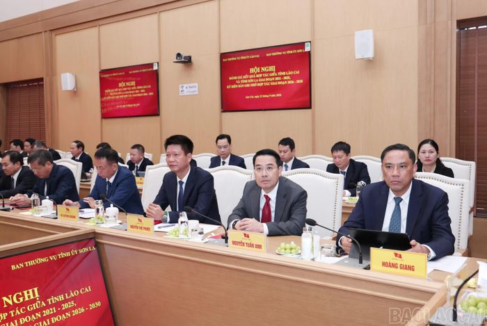 Các đồng chí Thường trực Tỉnh ủy hai tỉnh dự hội nghị.