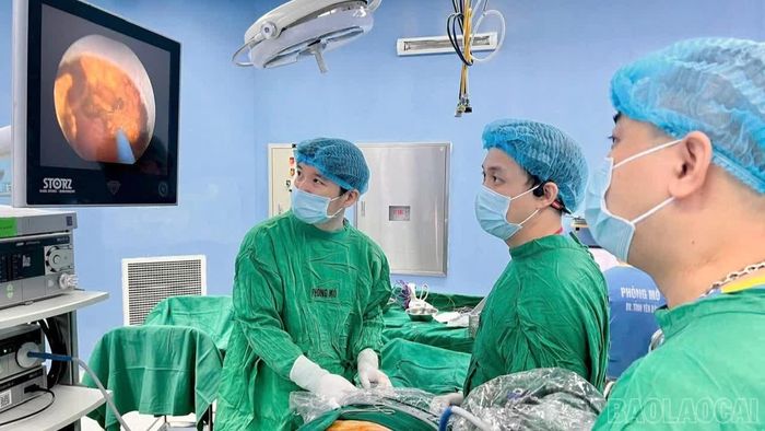 Các bác sĩ Khoa Ngoại, Bệnh viện Đa khoa số 1 tỉnh thực hiện tán sỏi đường mật qua da dưới hướng dẫn của siêu âm.