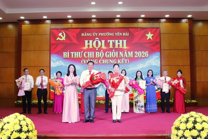 Trao giải Nhì cho hai thí sinh.