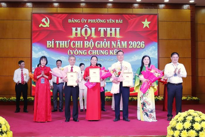 Trao giải Ba cho 4 thí sinh.