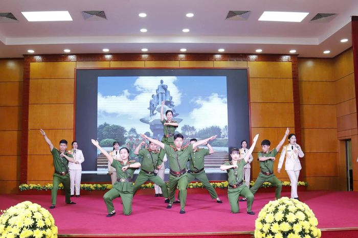 Vòng chung kết Hội thi Bí thư chi bộ giỏi phường Yên Bái có 12 thí sinh tham dự.